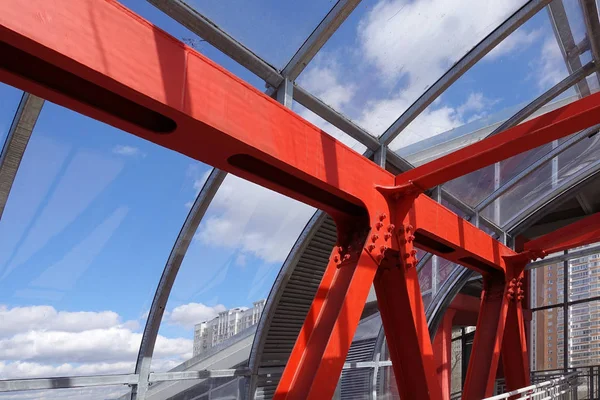 Steel beams in red against a blue sky. Overhead passage. Industrial background — Stock Photo, Image