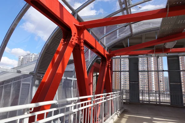 Steel beams in red against a blue sky. Overhead passage. Industrial background — Stock Photo, Image