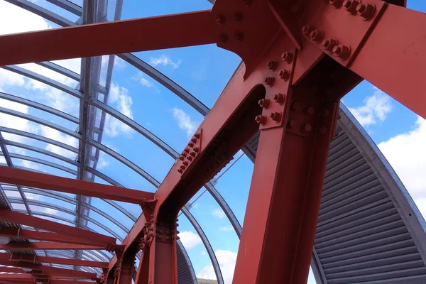 Las vigas de acero en rojo contra el cielo azul. Pasaje aéreo. Contexto industrial — Foto de Stock