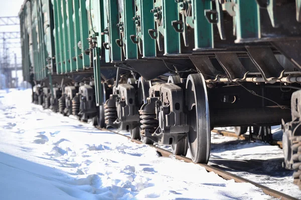 Roues de wagons de marchandises. Le concept de logistique ferroviaire. Livraison du fret par rail. — Photo