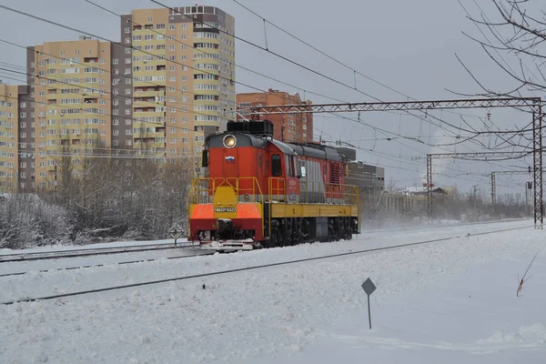 Locomotora diesel en la nieve. Día de invierno en el ferrocarril en Rusia — Foto de Stock