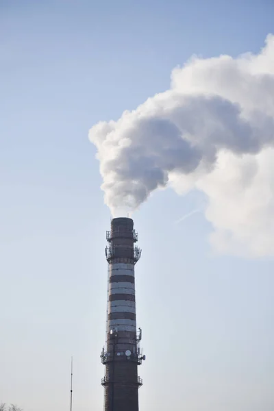 Ipari füst a kéményből az ég felé — Stock Fotó