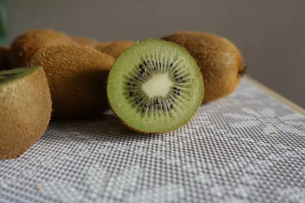 Buah kiwi segar di atas meja. Seluruh dan potong — Stok Foto