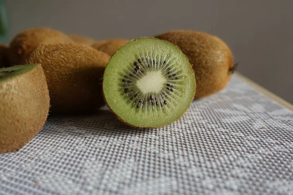 Des kiwis frais sur la table. Entier et coupé — Photo