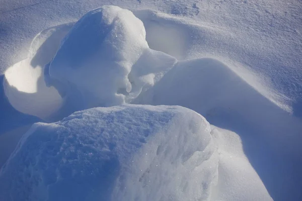 Winter background. Abstract. Snow drifts. Smooth transitions of lines of light and shadow. Snow on a sunny day. — Stok fotoğraf