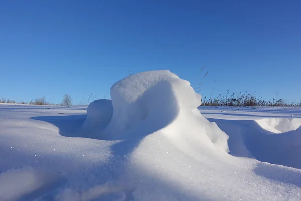 冬天的背景 摘要。 白雪飘扬在蓝天的背景上，光影线的平滑过渡。 阳光灿烂的日子里下雪. — 图库照片