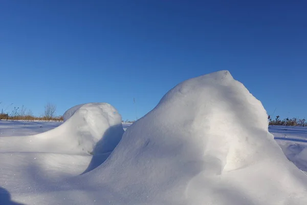 冬天的背景 摘要。 白雪飘扬在蓝天的背景上，光影线的平滑过渡。 阳光灿烂的日子里下雪. — 图库照片