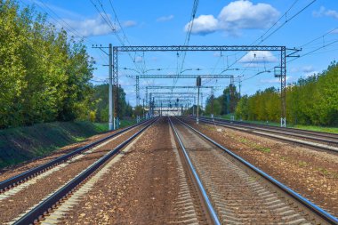 Bir sürü demiryolu yolu var. Elektrikli yol. Moskova bölgesi, Rusya Federasyonu