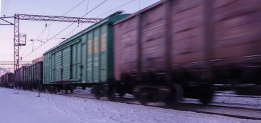 Yük treni yoğun kar yağışının ardından kışın yüksek hızda hareket ediyor. Kısmen hafif hareket bulanıklığı. Sabahın erken saatlerinde Rusya