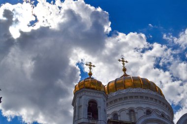Mavi bulutlu gökyüzüne karşı Moskova'da Kurtarıcı İsa Katedrali'nin bir haç ile Yaldızlı kubbe