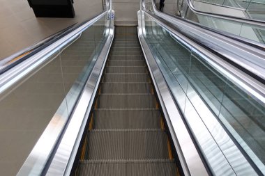 Yürüyen merdivenin insansız görüntüsü. Merdivenin hareket hissi veren.