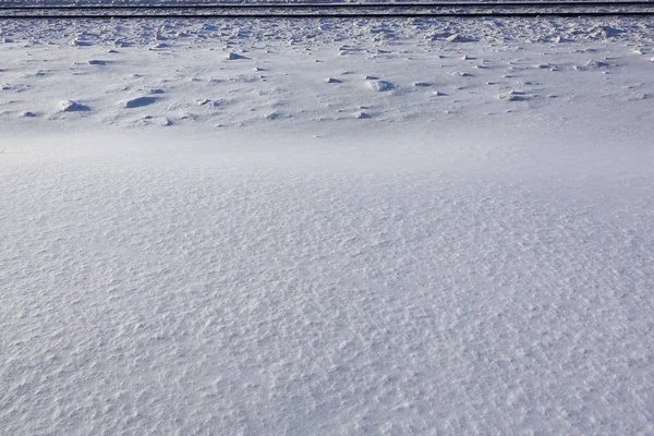 Поле покрыто снежками. Безжизненный пейзаж. Зимнее поле в солнечный день. Зимний фон — стоковое фото