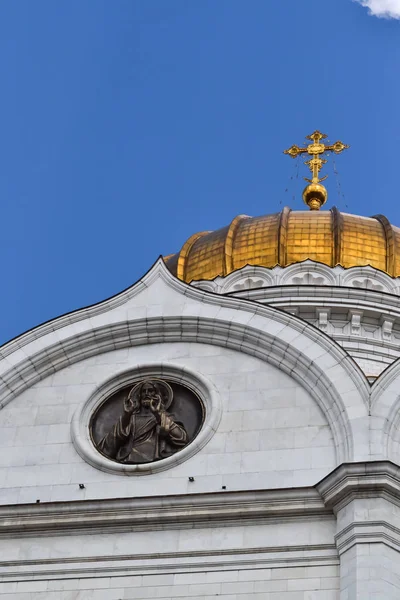 Rus Ortodoks Kilisesi'nin güzel binası. Altın kubbeyle kaplı. Haçlar ve dış dekorasyon. Tanrı'ya sevgi — Stok fotoğraf