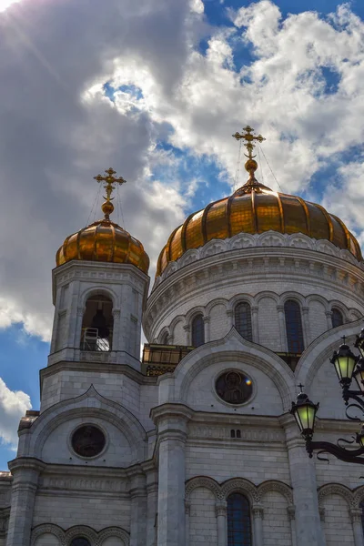 ロシア正教会の美しい建物。金のドームで覆われてる十字架と外観の装飾。神への愛 — ストック写真