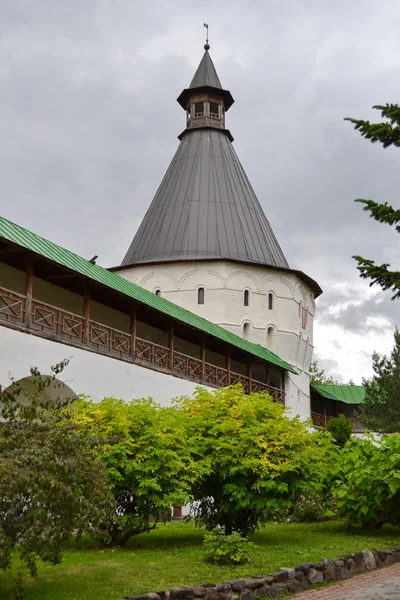 Moskau, russland - 09. Juli 2018: blick auf festungsmauer und turm. Befestigungsanlagen Nowospasski-Kloster. — Stockfoto