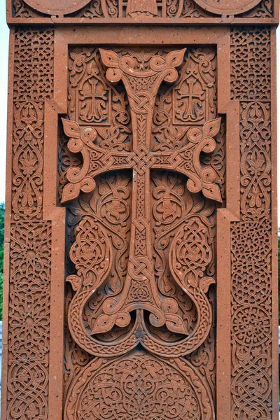 Adorno tradicional tallado en piedra de toba en una pared de la Iglesia Ortodoxa Armenia — Foto de Stock