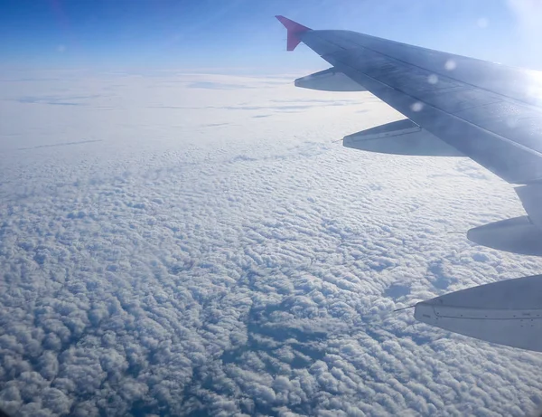 Vista da janela do avião com céu azul e nuvens brancas — Fotografia de Stock