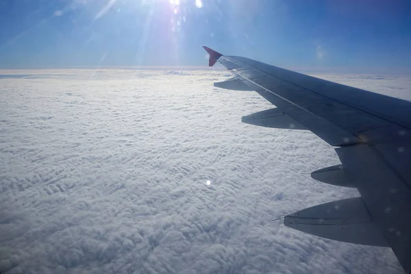 Vista da janela do avião com céu azul e nuvens brancas — Fotografia de Stock