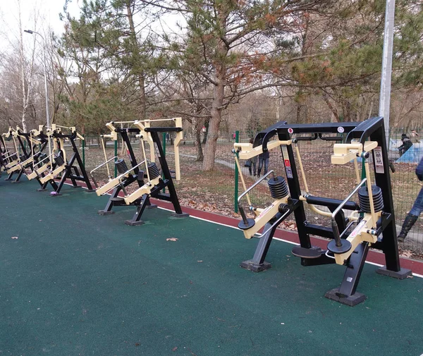 공공 공원에서 운동 장비 — 스톡 사진