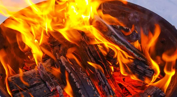Vuur en brandhout. Barbecue ontsteking koken kolen. — Stockfoto