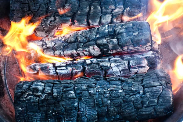 Brûler du bois dans un foyer. Le bois de chauffage devient charbon . — Photo