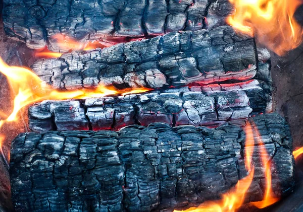 Brandend hout in een Firebox. Brandhout draait naar kolen. — Stockfoto