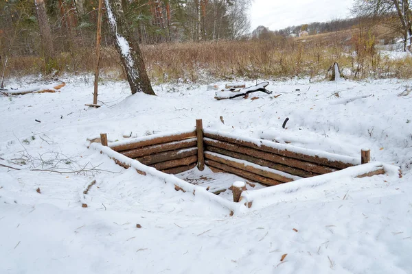 Fosa cubierta de bridas. Lugar de refugio para los pescadores en la pesca de invierno. Rusia . — Foto de Stock