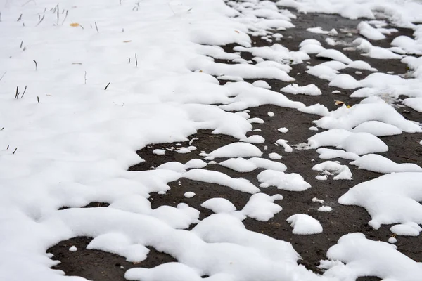 Fondo de invierno. La nieve se derrite y mira a través del suelo . —  Fotos de Stock