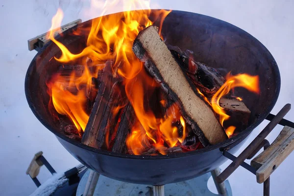 Feu et bois de chauffage. Allumage barbecue Charbons de cuisson . — Photo