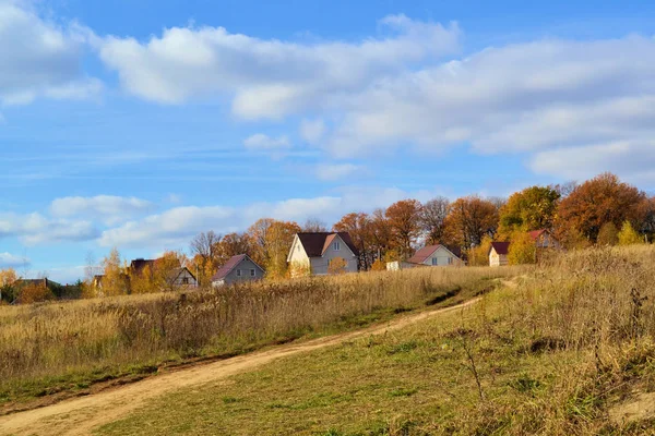 Bellissimo paesaggio. Villaggio vicino alla foresta autunnale. Calma paesaggio pastorale. Foresta autunnale e cielo nuvoloso . — Foto Stock