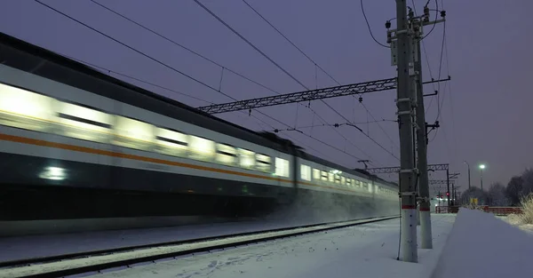 Train électrique de voyageurs à grande vitesse la nuit . — Photo