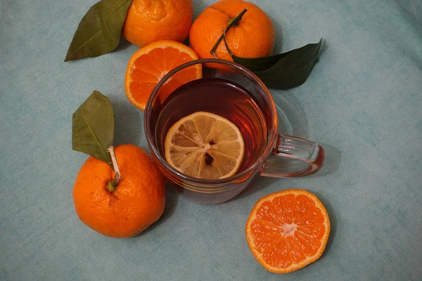 Thé chaud l'après-midi d'automne. Une tasse de thé, des mandarines orange. Vue d'en haut — Photo