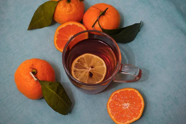 Thé chaud l'après-midi d'automne. Une tasse de thé, des mandarines orange. Vue d'en haut — Photo