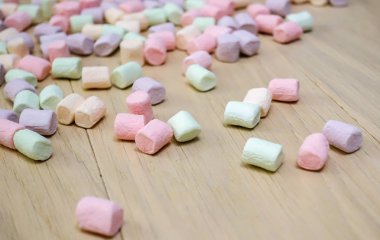 Şekerlemeler. Renkli mini marşmelovların arkaplan ya da dokusu.