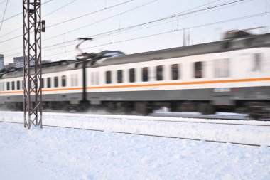 Elektrikli tren tren güzergahına gidiyor. Tren yolcuları taşır. Kış seyahati. Rusya