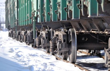 Tren. Araba. Kış güneşli bir gündür. Rusya