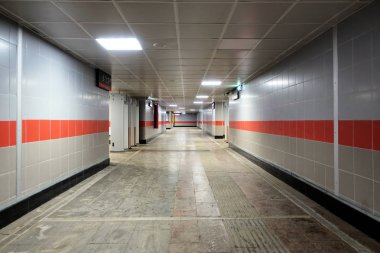 insanlar gece olmadan ışık ile Yeraltı Geçidi