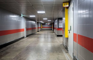 insanlar gece olmadan ışık ile Yeraltı Geçidi