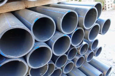 Çeşitli ebat ve çaplarda eski plastik borular