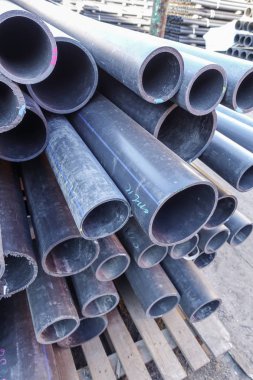 Çeşitli ebat ve çaplarda eski plastik borular