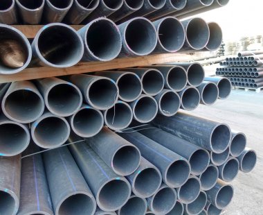 Sürü halinde yığılmış bitmiş ürünlerin stok plastik borular