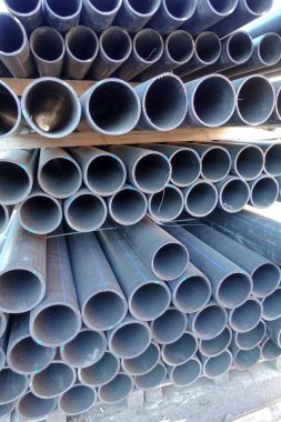 Sürü halinde yığılmış bitmiş ürünlerin stok plastik borular