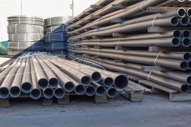 Sürü halinde yığılmış bitmiş ürünlerin stok plastik borular