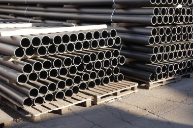 Sürü halinde yığılmış bitmiş ürünlerin stok plastik borular