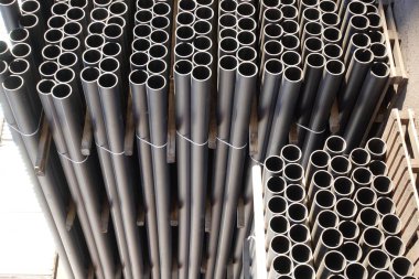 Sürü halinde yığılmış bitmiş ürünlerin stok plastik borular