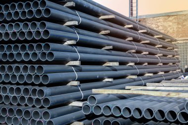 Sürü halinde yığılmış bitmiş ürünlerin stok plastik borular