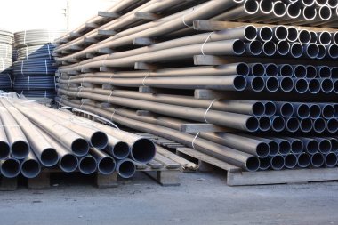 Sürü halinde yığılmış bitmiş ürünlerin stok plastik borular