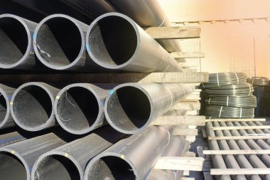 Sürü halinde yığılmış bitmiş ürünlerin stok plastik borular