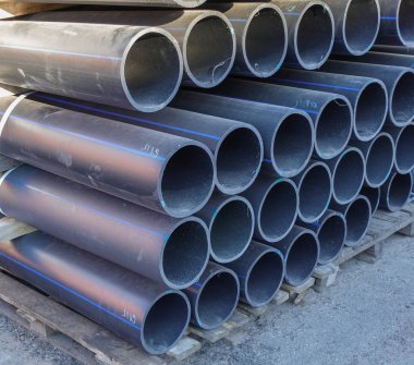 Sürü halinde yığılmış bitmiş ürünlerin stok plastik borular