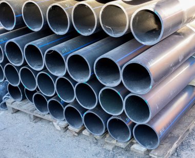 Sürü halinde yığılmış bitmiş ürünlerin stok plastik borular